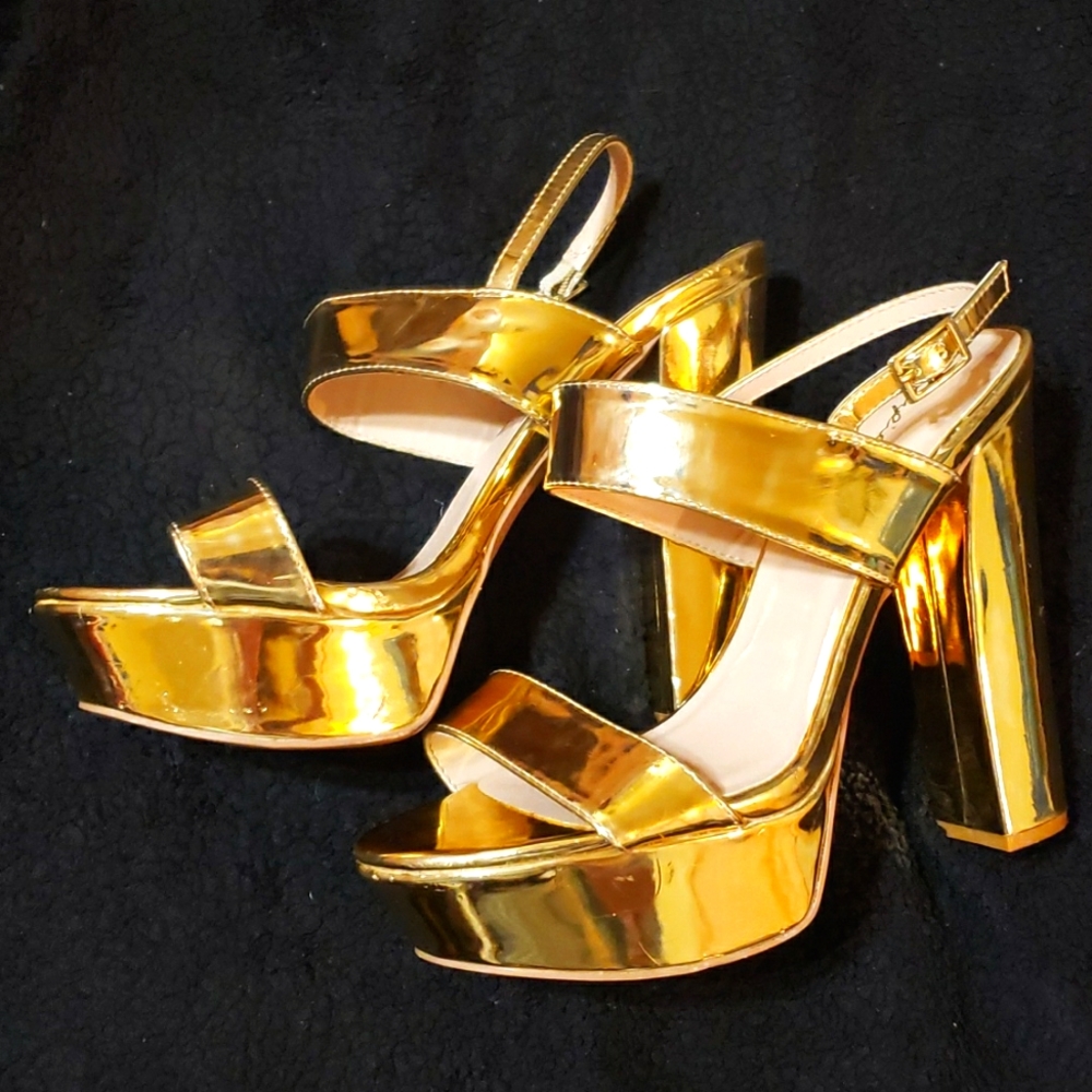 Sexy Shiny Gold Pumps